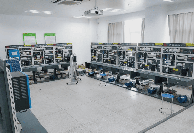 “零运维”教室的奥秘：无风扇工控机如何扛起90%教学设备调度重任？