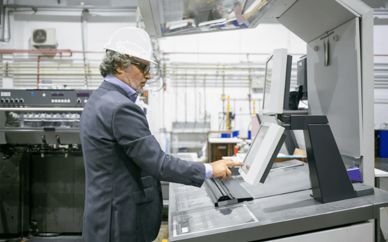 多点触控+工业级防护：触控一体机如何提升智能制造操作效率？